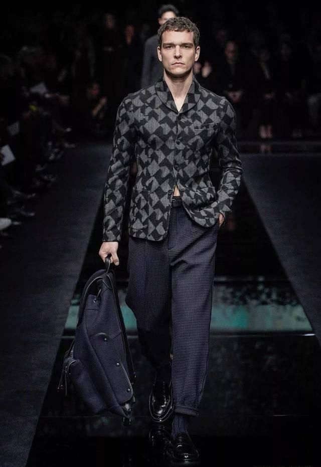 「延续」85岁的Armani先生,一直延续自己的风格,优雅简约的更加年轻化