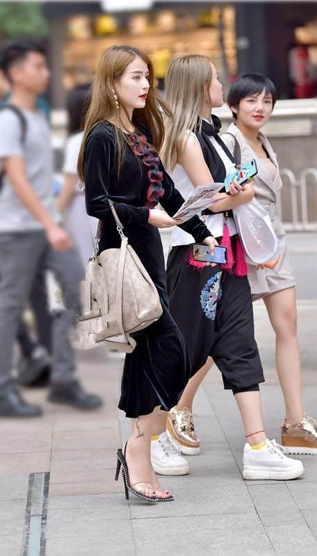 白色连衣裙搭配小高跟的美女，腿型真的好好看，性感迷人!