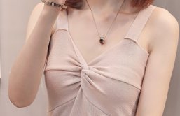 现在的小姑娘胆子真大!出门就穿这半透衫，好身材女人味挡不住