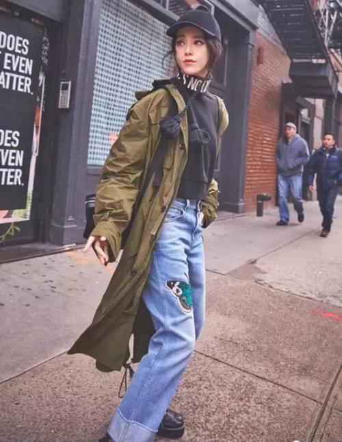 还在穿紧身裤？今年翻边牛仔裤才最火！