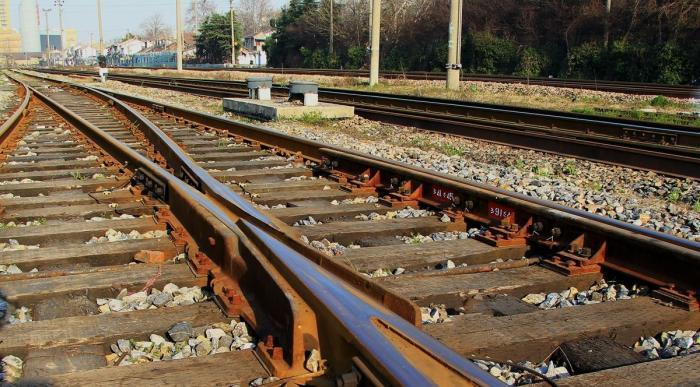  #不锈钢#为什么火车铁轨采用会生锈的钢铁，不采用不锈钢？很多