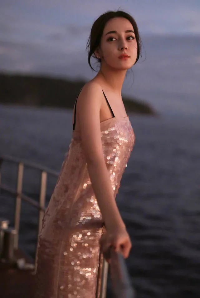 迪丽热巴穿泳衣，简直就是出水芙蓉啊，这身材大幂幂服气啊！