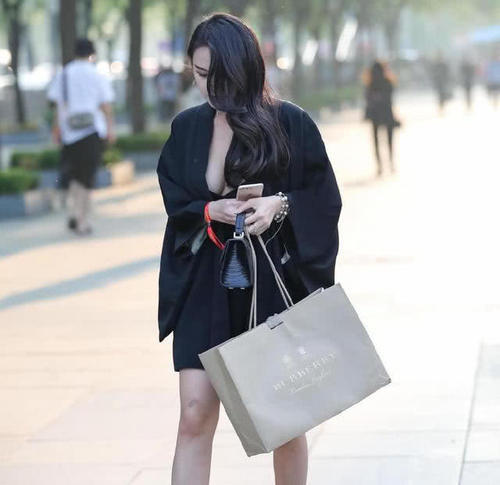 街上的小姐姐搭配十分吸引眼球,一身大黑衣却遮不住上围