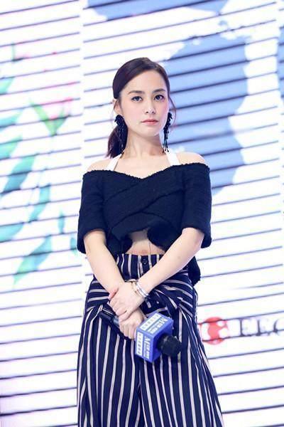 阿娇衣品大变！穿的像个高中生，但网友却盯着她肚子上的淤青不放