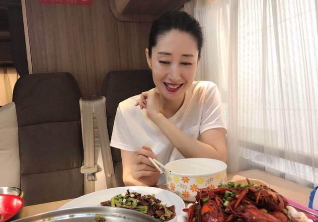 刘敏涛晒美食，说减肥喽 网友不答应了：这是增肥好嘛？