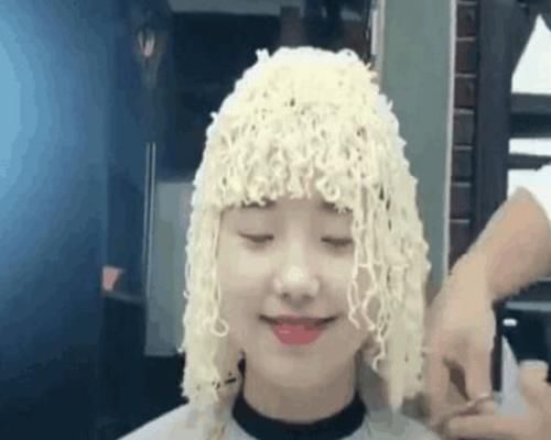 发型左右着颜值，有个年轻女生潮到去烫了个“泡面头”惊人审美观