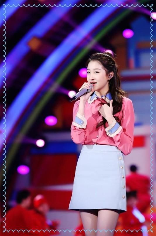 唐嫣糗大了！86斤穿铅笔裙竟撑到变形，撞上关晓彤简直不能再尴尬