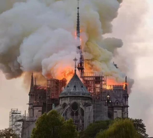 今晨，巴黎圣母院失火，尖塔坍塌！巴黎之心在燃烧