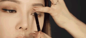 泫雅的复古妆好“坏”!酷女孩你们有福了!