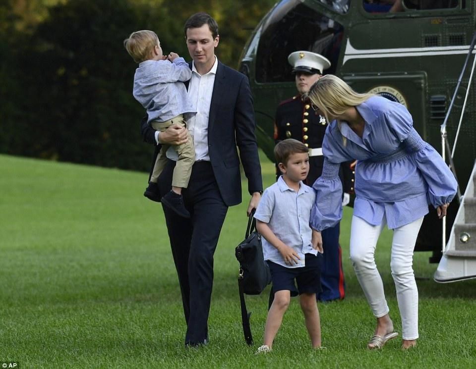 伊万卡陪特朗普从新泽西度假归来，穿碎白蓝格子上衣和白裤子