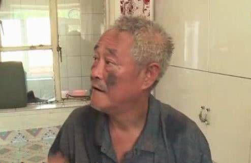  身价■出身农民不忘本！赵本山演穷酸老头毫不违和，身价数亿住乡下大棚