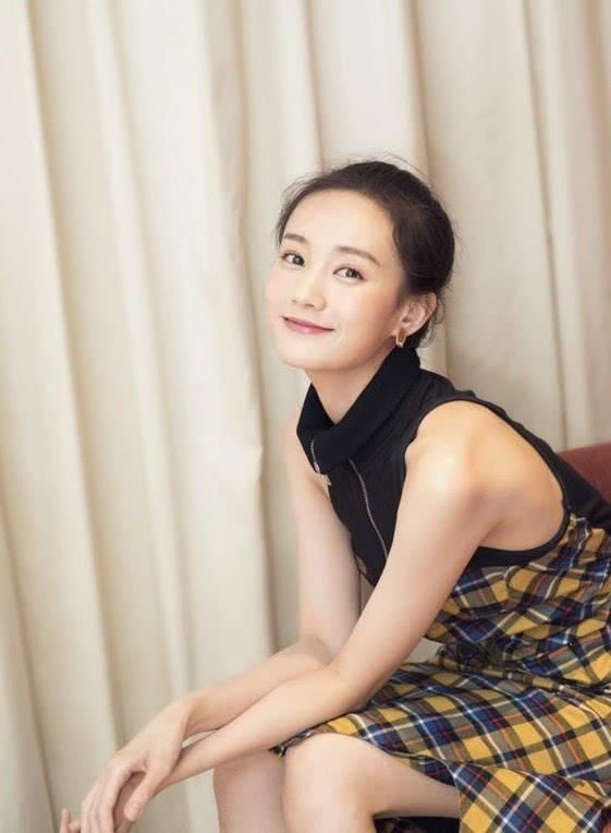 李一桐太会玩了，故意把裙子剪成一个“半圆”，看着没啥区别！