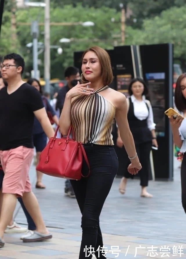  【喜欢】路人街拍：喜欢穿热裤的美女，身材都不差！