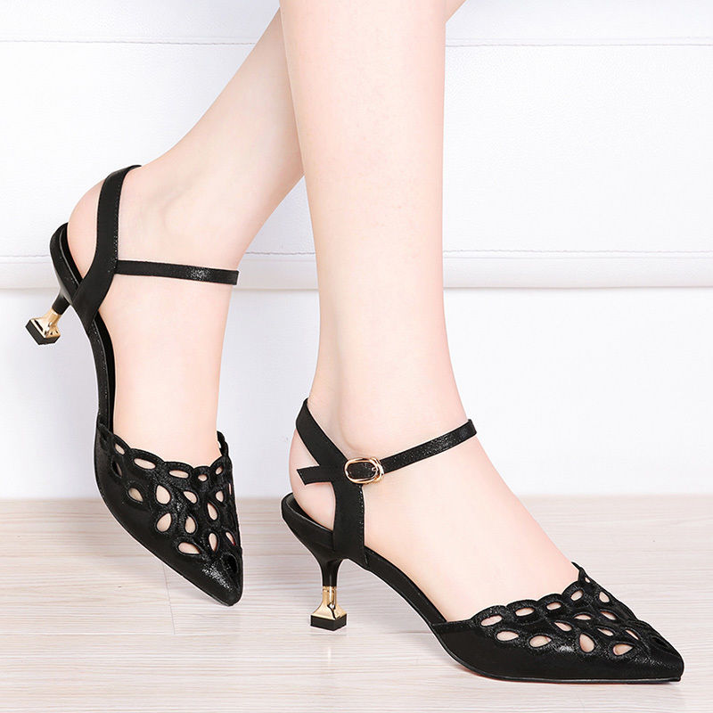 凉鞋落伍了，精明姑娘穿起高跟鞋+连衣裙，十个男人九个着迷