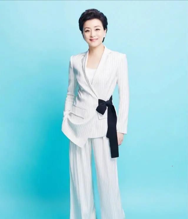 『韵味』杨澜难得如此羞涩,紧身裙配黑丝很有韵味