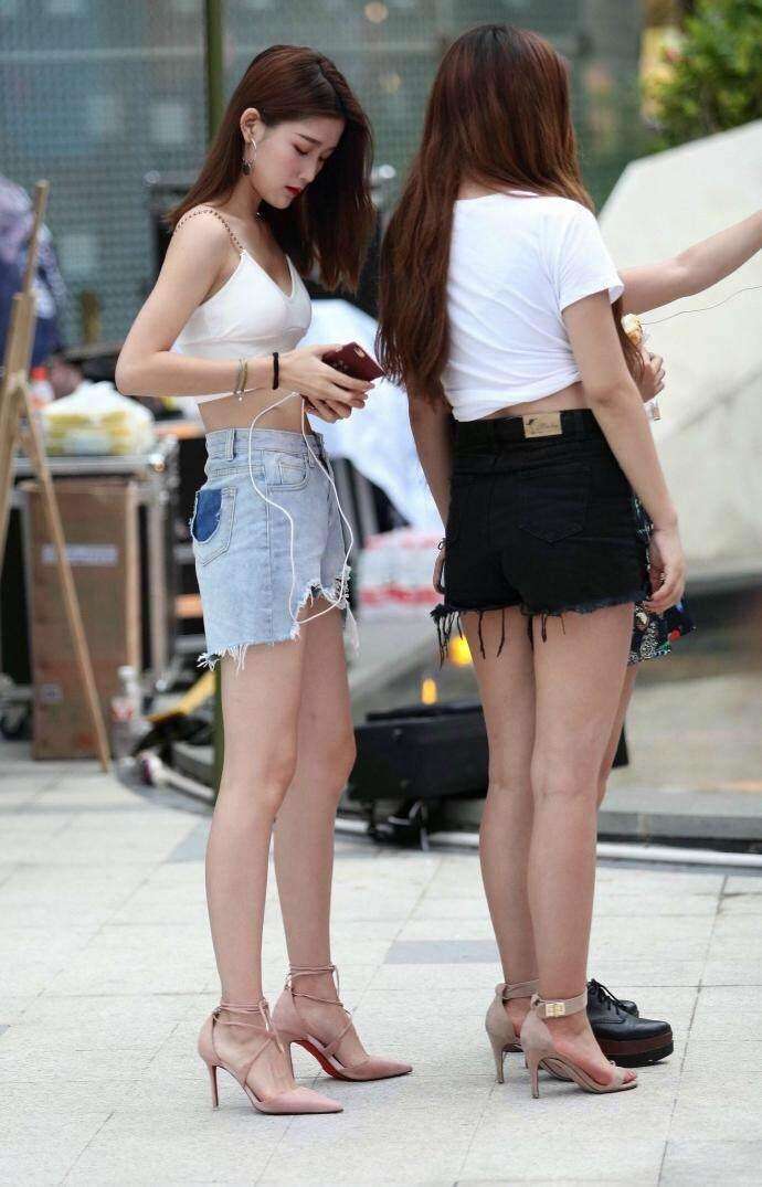 街拍: 果然长得美穿什么都好看