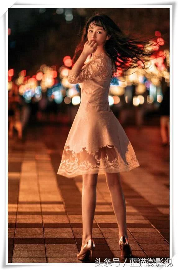 冉莹颖真会玩，穿T恤故意把胸前剪个口，不但不丑竟意外好看！