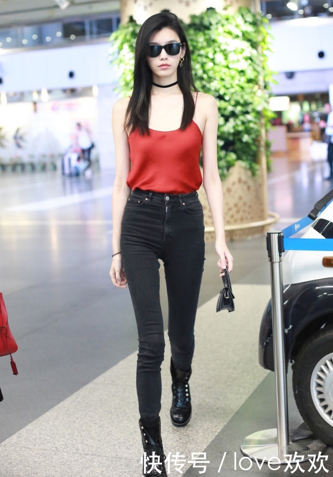 奚梦瑶穿件吊带就现身，领口快低过胸口了，这身材要逼死多少人！