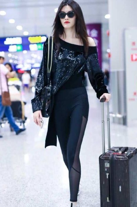 何穗出门太急了吗?穿条瑜伽裤走机场，这腿型多看两眼也是好的!