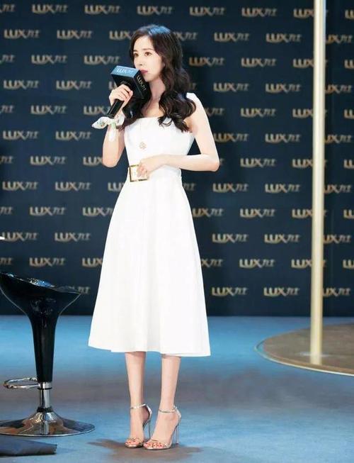 杨幂是把泳装的肩带缝裙子上了吗？看着好不协调，一点美感都没有