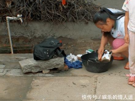 《变形计》农村妹妹帮富家女刷鞋，富家女满脸心疼，原来是AJ