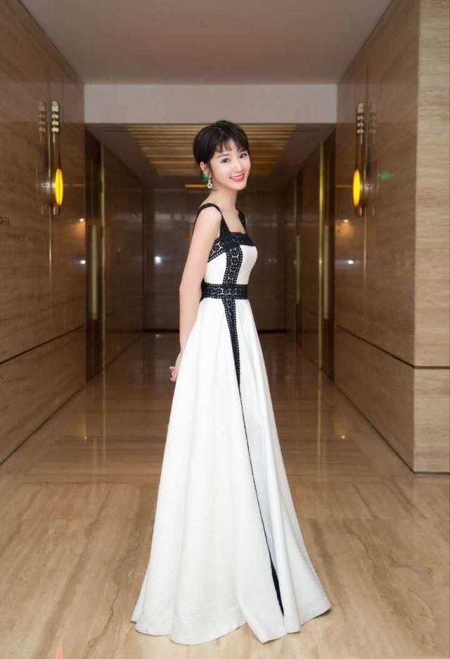 能用同样的单品搭出两个完美的造型，毛晓彤的时尚经不是白练的！