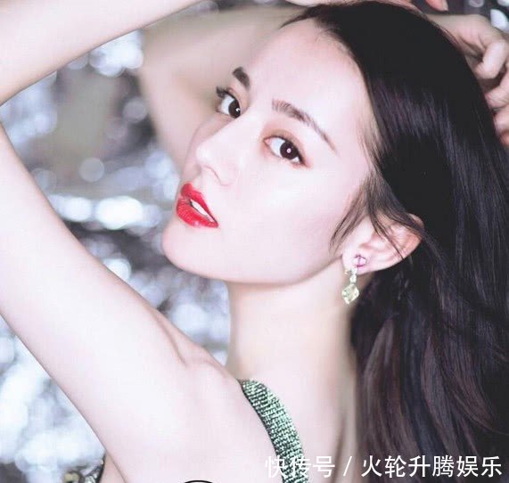 迪丽热巴张雪迎同穿吊带,胖迪一个部位碾压,长的胖也好看