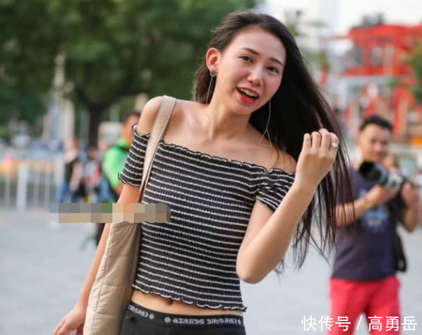 你们最爱的一字肩小姐姐，紧身裤裹出紧俏美臀，甜美一笑很入镜