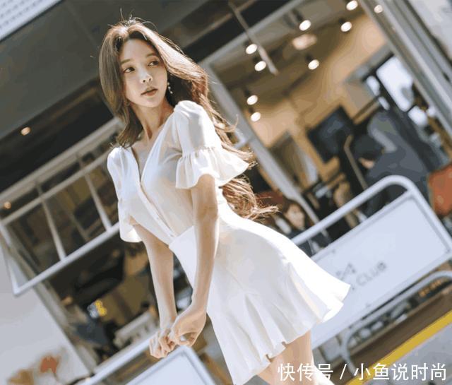 路人街拍：气质优雅的美女，曼妙曲线，别样风情韵味十足