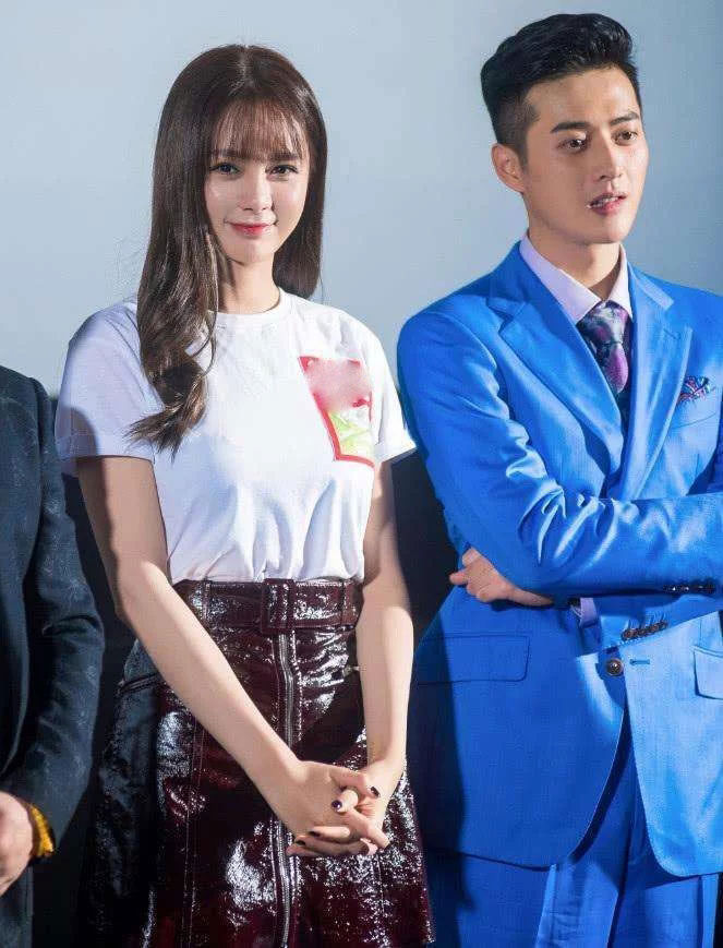 沈梦辰白色T恤搭配一款黑色高腰皮裙,看起来清新又显气质