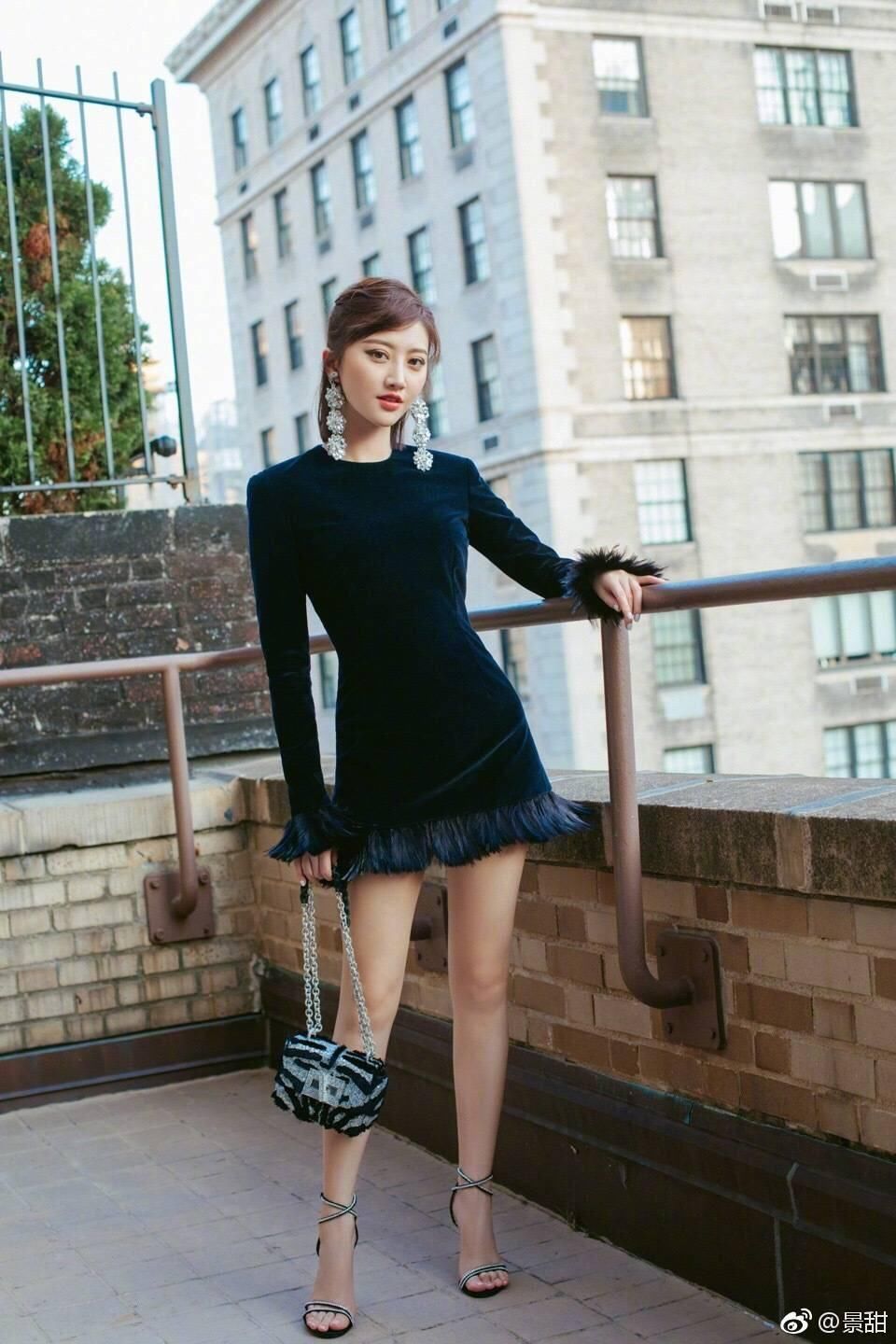 时装周开启，景甜孟美岐何穗排排座，张钧宁一个转身抢了所有风头