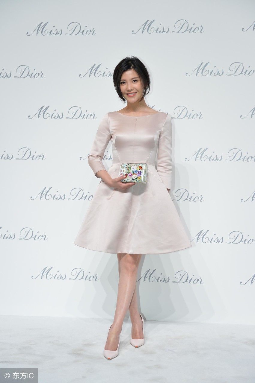 杨子姗穿这身裙子，下半身秀出美腿让人咽口水，看到脚“一秒破功