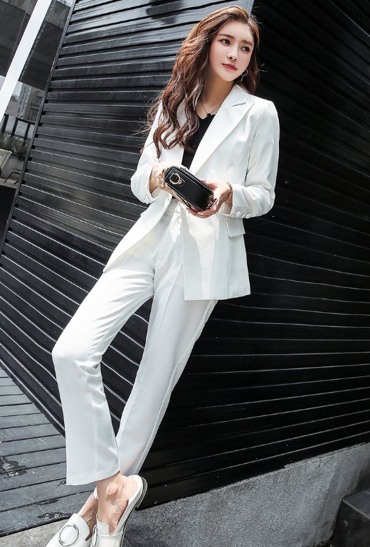 立秋过后别傻傻买裙子，学下面这些女人穿洋气套装，时髦更显美嫩