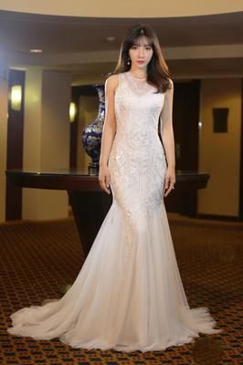 柳岩晒剧中美照，抹胸裙大秀身材，网友直呼：上面兜不住了！