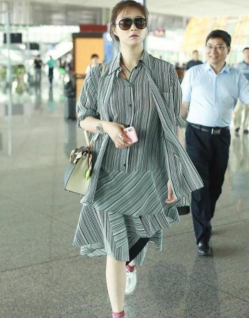 蒋欣穿土味宽松裙 网友:不是瘦了吗