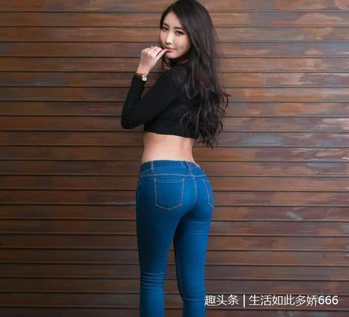 紧身牛仔裤的美女，小姐姐显得身材很有魅力！