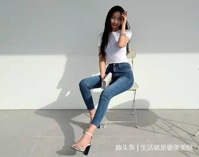 牛仔裤完美大秀小姐姐的美腿，彰显青春与时尚的品味!