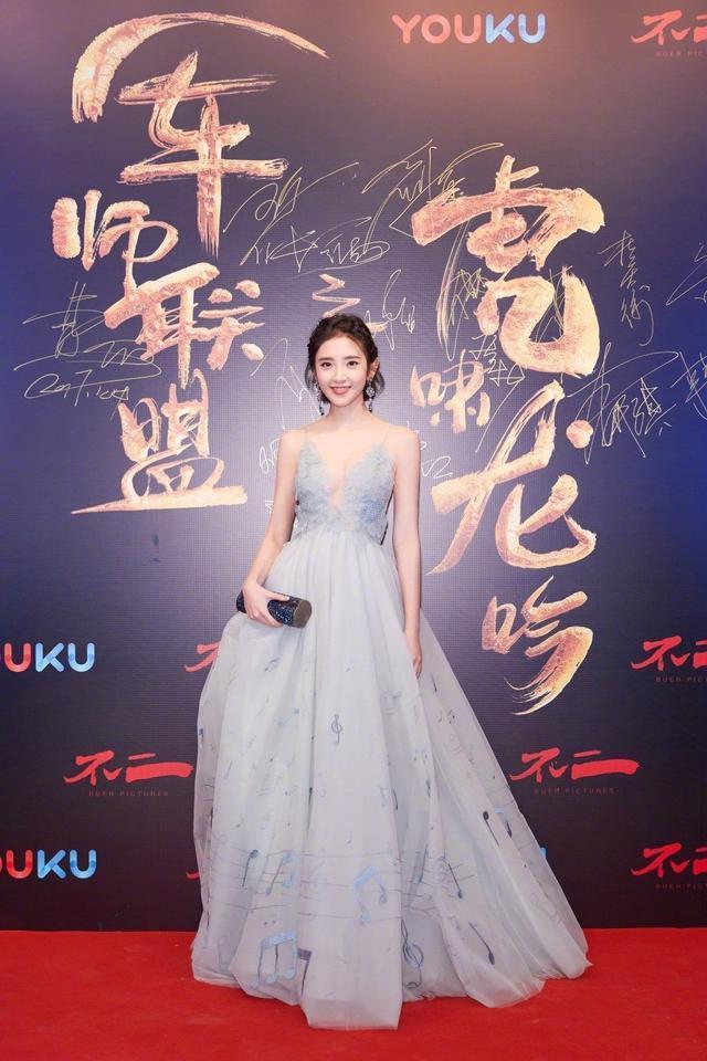 31岁江疏影撞衫28岁唐艺昕，小姐姐和老大妈的差距一目了然！