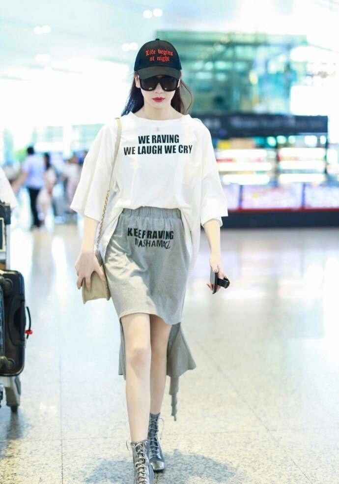 李承铉不管管吗?戚薇走性感风穿的这么少就来机场秀了!