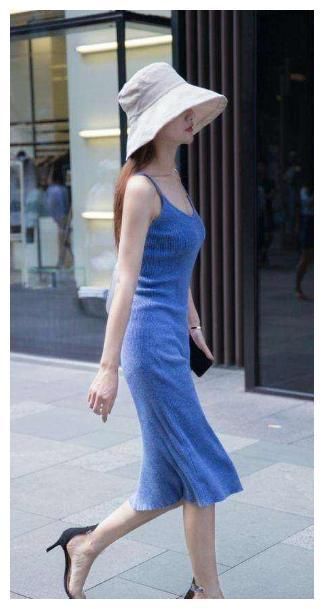 街拍：图二穿吊带小背心，让人看得蠢蠢欲动，简直就是出水芙蓉！