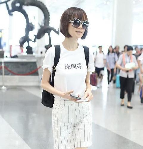 陈鲁豫机场穿短裤秀筷子腿，可白T恤上的汉字亮了！