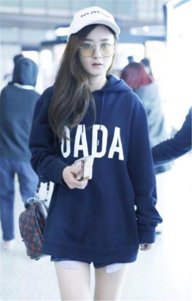 赵丽颖也开始玩下衣失踪，短裤只见两张“纸”，新潮搭法太6了