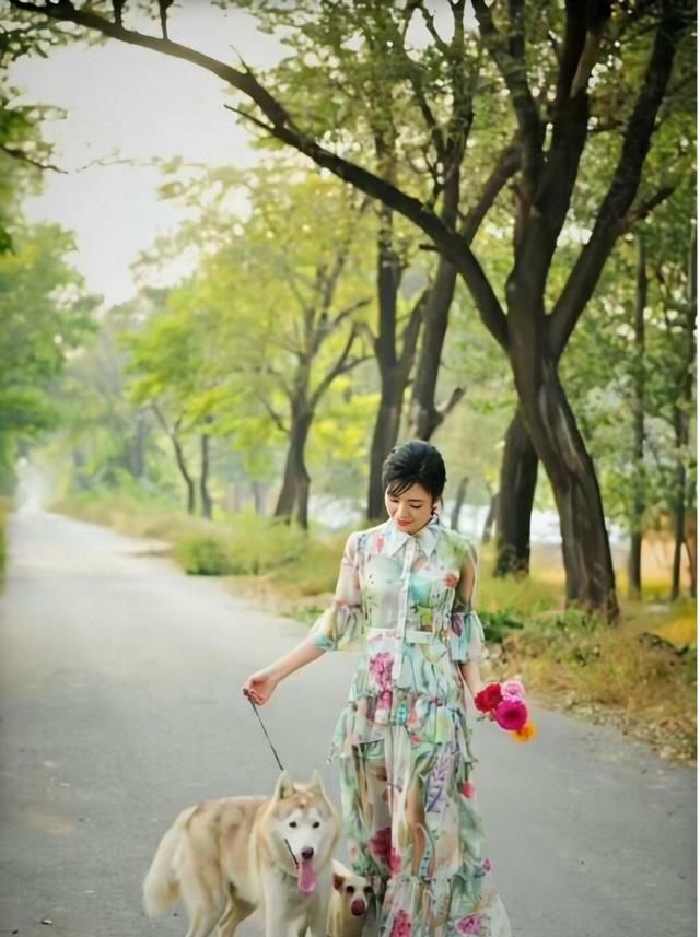  #碎花#著名主持人周涛少女感十足，雪纺材质的碎花连衣裙，优雅知性
