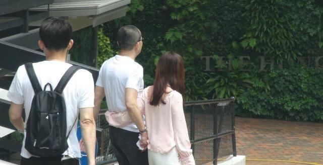  [全屏幕]“千亿元女朋友”偎依在好闺蜜胸口发嗲，扎双麻花辫全屏幕清纯少女气场