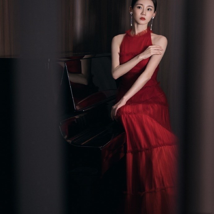 # 薄纱#有一种妩媚动人的冷艳之姿,超美,苗苗穿起这一袭红色薄纱长裙