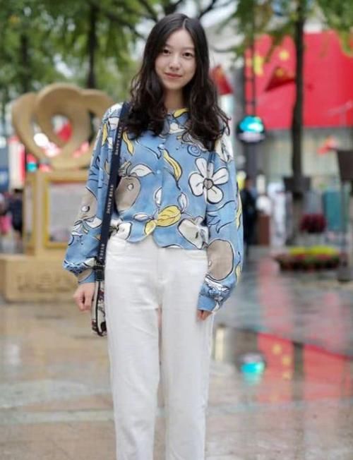  『秀丽』街拍：秀丽端庄的美女，一条白色的连衣裙，时尚优雅女人味