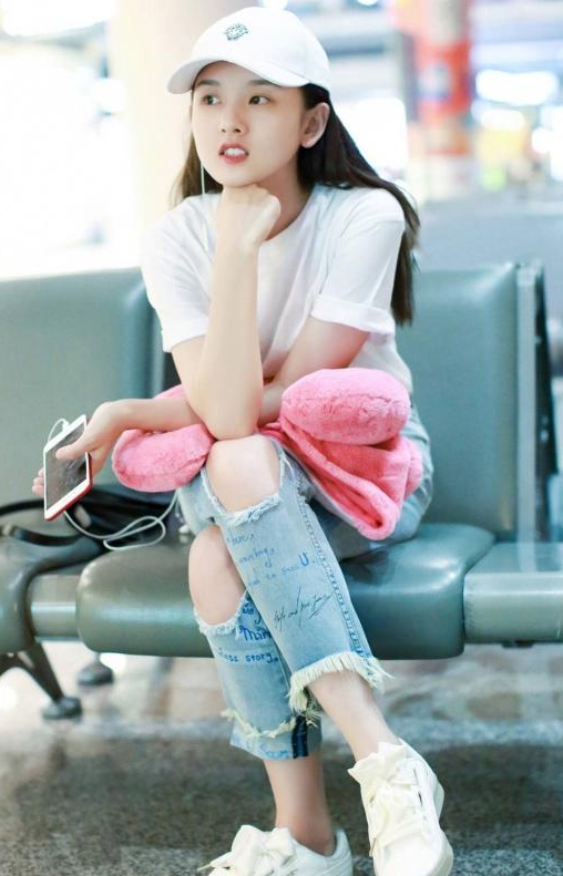 宋祖儿放大招，这么紧的裤子硬是穿了进去，网友：委屈你这腿了