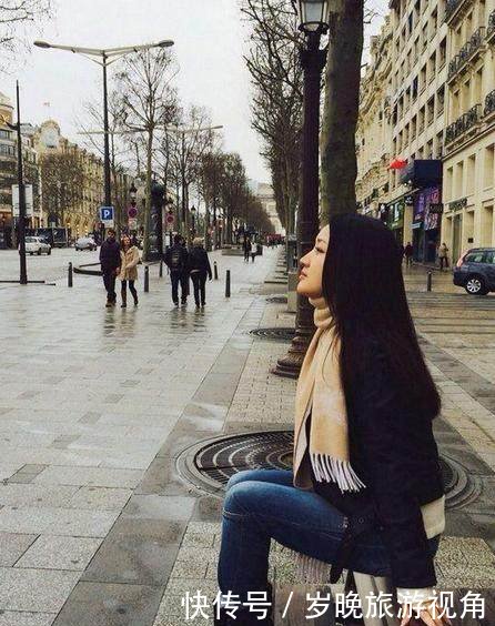 47岁杨钰莹晒巴黎街头照，打扮比小姑娘漂亮，脚上的靴子真心好看