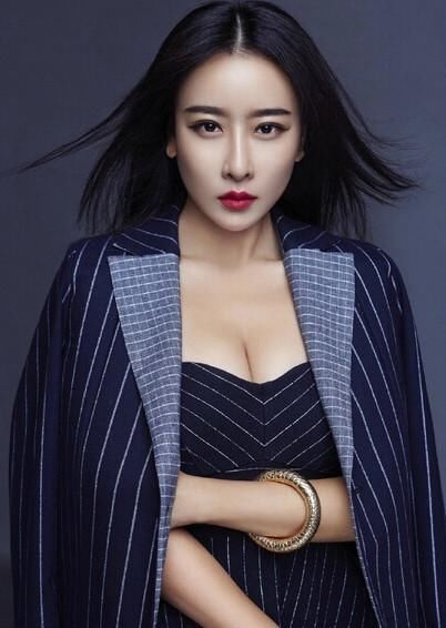 已经生完孩子的毛俊杰，穿鱼尾裙身材似少女，哪里像33岁！