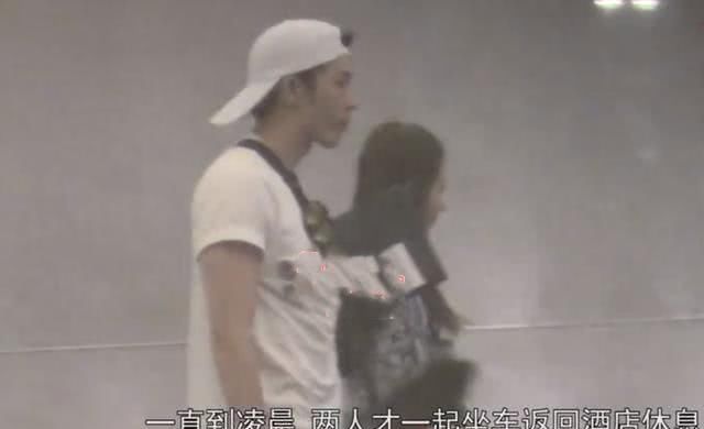 『家门口』张天爱徐开骋恋情再添锤!男方在她家门口寄快递,打扮随意好居家